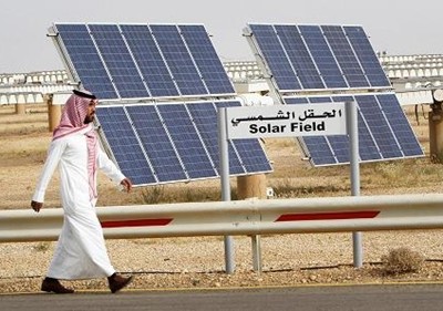 Một cơ sở sản xuất điện mặt trời của Saudi Arabia. Ảnh: Reuters