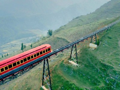 Tàu hỏa leo núi Mường Hoa nhìn từ trên cao