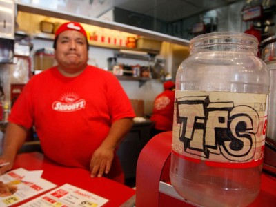 Đi du lịch nước ngoài, đưa tiền tip sao cho đúng?