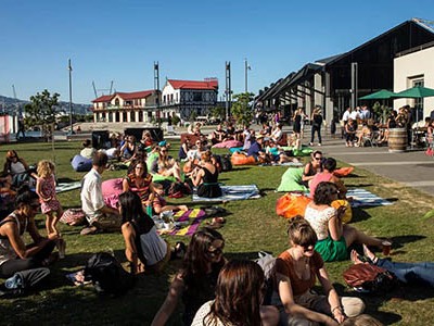 Người dân thư giãn gần cảng Wellington, New Zealand. Ảnh: Guardian.