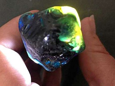 Viên đá sapphire được phát hiện có giá 30.000 USD. Ảnh: Gladstone Observer.