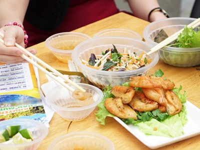 Nhiều món ăn truyền thống Việt Nam như phở, bún chả, nem, bánh tôm được truyền thông nước ngoài ca ngợi. Ảnh: Phạm Huyền.