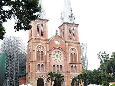 Nhà thờ Đức Bà Sài Gòn đang được rào chắn để phục vụ trùng tu. Ảnh: Hữu Công.