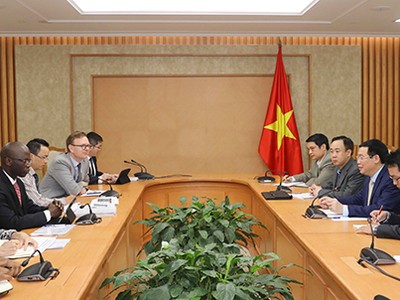 Cuộc làm việc giữa Phó thủ tướng Vương Đình Huệ và Giám đốc WB tại Việt Nam về giải pháp cải cách tiền lương, bảo hiểm xã hội ngày 5/4.  Ảnh: VGP