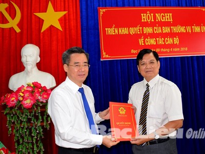 Bí thư Tỉnh ủy Nguyễn Quang Dương trao quyết định cho đồng chí Nguyễn Văn Hòa. Ảnh báo Bạc Liêu.