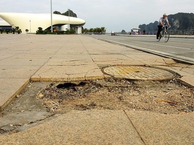 Quảng trường 60 tỷ đồng sụt lún, nứt vỡ ở Quảng Ninh