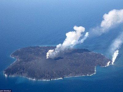 Đảo Nishinoshima thuộc quần đảo Ogasawara nằm trong khu vực phát hiện mỏ khoáng chất. Ảnh: Asahi