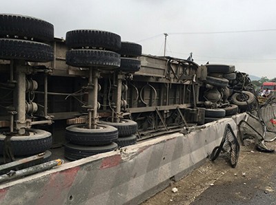 Xe đầu kéo cày hỏng dải phân cách. Ảnh: Lam Sơn.