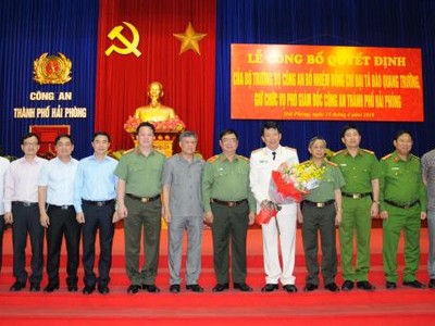 Lãnh đạo thành phố, Công an thành phố Hải Phòng, đại diện Bộ Công an chúc mừng Đại tá Đào Quang Trường. Ảnh CAHP