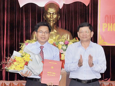 Phó Bí thư Thành ủy Đà Nẵng Võ Công Trí trao quyết định và chúc mừng đồng chí Nguyễn Đức Hoàng. Ảnh báo Đà Nẵng