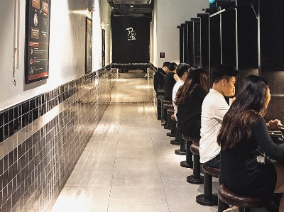 Quán mì thích hợp cho những người cô đơn, hay đi ăn một mình. Ảnh: Sohyeon.