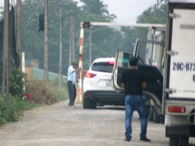 Trạm "BOT làng" ở xã Lê Thiện thu phí mỗi xe ôtô 10.000 đồng. Ảnh: Giang Chinh