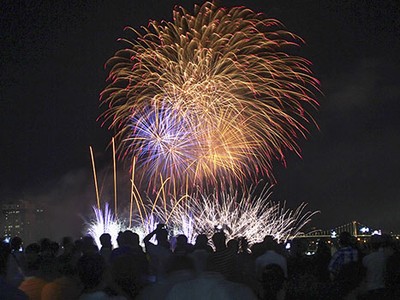 Người dân và du khách chen chân xem pháo hoa tại Đà Nẵng năm 2017. Ảnh: Nguyễn Đông.