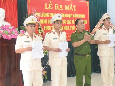 Đại tá Lê Văn Vũ, Phó Giám đốc Công an tỉnh Thừa Thiên- Huế trao quyết định bổ nhiệm 3 CBCS  giữ chức vụ Trưởng Công an 3 xã thuộc địa bàn huyện Phú Vang. Ảnh CAND