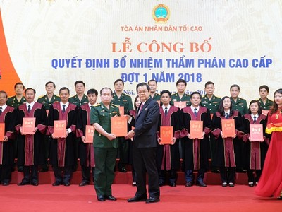 Phó Chánh án TANDTC Lê Hồng Quang trao quyết định bổ nhiệm cho các Thẩm phán Cao cấp. Ảnh Congly.vn