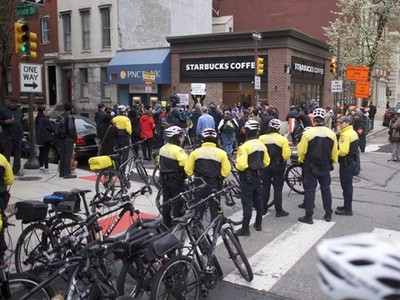 Cảnh sát và người phản đối bên ngoài một cửa hàng Starbucks cách đây vài ngày. Ảnh: AFP