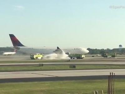 Máy bay Mỹ chở gần 290 người hạ cánh khẩn vì động cơ bốc khói