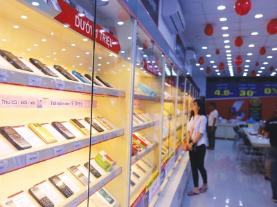 Cách đi của hầu hết hãng bán lẻ Việt vào lúc này là phát triển mảng kinh doanh trực tuyến cùng với bán hàng tại cửa hàng. Ảnh: Đức Thanh.