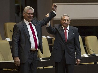 Ông Raul Castro (phải) nắm tay ông Miguel Diaz-Canel sau khi ông này được bầu làm Chủ tịch Cuba. Ảnh: AFP.