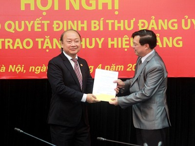 Đồng chí Lê Mạnh Hùng, Phó Bí thư Đảng ủy khối cơ quan Trung ương thay mặt Đảng ủy Khối trao quyết định chỉ định đồng chí Võ Văn Phuông giữ chức Bí thư Đảng ủy Cơ quan Ban Tuyên giáo Trung ương nhiệm kỳ 2015 - 2020. Ảnh Tuyengiao.vn