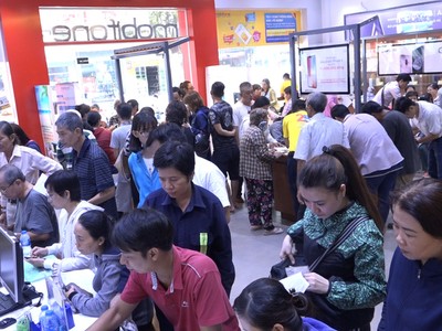 Người Sài Gòn xếp hàng cập nhật thông tin thuê bao điện thoại
