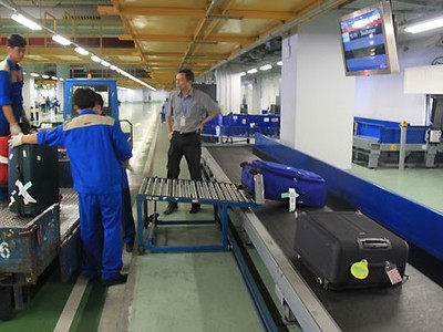 ACV quản lý, khai thác các sân bay dân dụng (ảnh: nhân viên bốc xếp hàng hoá tại sân bay Nội Bài)