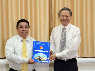 Ông Lê Văn Khoa (phải) xin thôi chức Phó chủ tịch UBND TP.HCM. Ảnh: Sở GTVT TP.HCM.