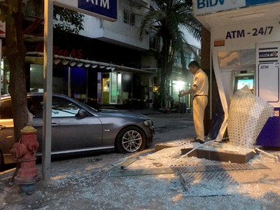 Công an khám nghiệm hiện trường. Ảnh: Thuận Lâm.