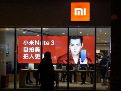 Bên ngoài một cửa hàng của Xiaomi ở Bắc Kinh (Trung Quốc). Ảnh: Reuters