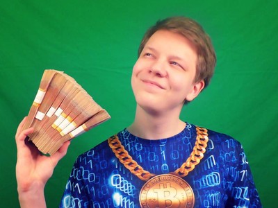 Triệu phú Bitcoin Pavel Nyashin khoe tiền trên clip đăng tải trên mạng xã hội. (Nguồn: The Sun)