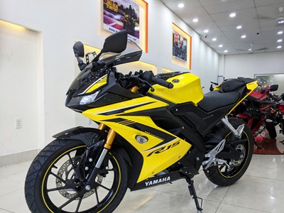 Yamaha R15 2018 tem vàng Racing Yellow tại một cửa hàng ở Quận Tân Phú, TP. HCM. Ảnh: Sum Nguyễn.