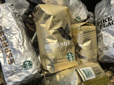 Các gói cà phê của Starbucks bên trong một cửa hàng của hãng này ở New York. Ảnh: Reuters.