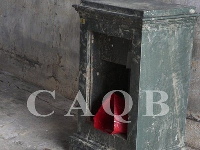 Chiếc két sắt bị đập phá. (Ảnh CAQB)