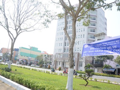 Người dân thắc mắc vì sao doanh nghiệp tư nhân được giao giữ xe ở nơi công cộng mà không đầu tư gì, chỉ việc giăng dây, kẻ vạch rồi thu tiền ở khu vực trước dãy nhà hàng trên đường 2/9.