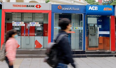 Một chuỗi ATM được đặt trên đường phố Hà Nội. Ảnh: Thanh Hải.