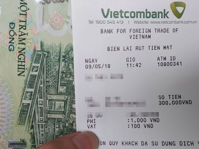 Mức phí rút ATM 1.100 đồng của Vietcombank sẽ được tăng lên 1.650 đồng từ ngày 16/5. Ảnh: Anh Tú.