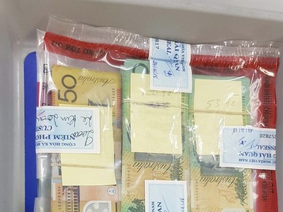 Tang vật bị phát hiện là số tiền hơn 300 triệu đồng.