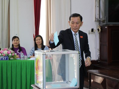 Các đại biểu bỏ phiếu bầu