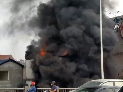 Ngọn lửa kèm theo khói bao trùm ngôi nhà 3 tầng. Ảnh: Văn Vệ