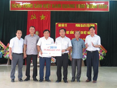 50 suất học bổng Vì trẻ em Việt Nam đến với các em học sinh huyện Yên Thành, Nghệ An