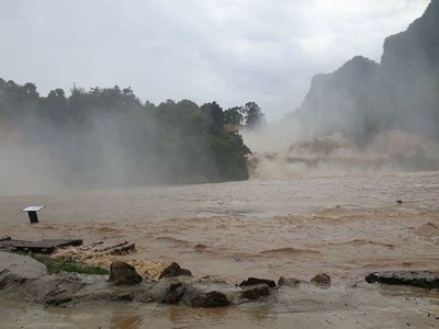 Thác Bản Giốc chìm sâu trong biển nước lũ