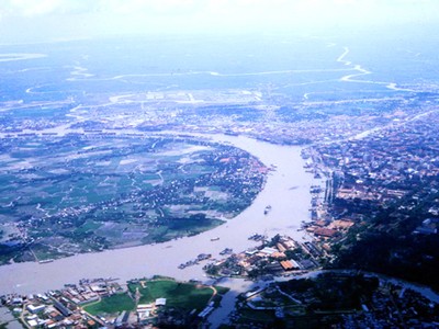 Không ảnh đôi bờ sông Sài Gòn với bán đảo Thủ Thiêm và trung tâm thành phố 50 năm trước. Ảnh: Tư liệu.