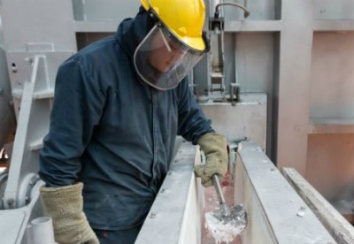 Phương pháp sản xuất nhôm mới giải phóng oxy thay vì khí nhà kính, trong quá trình nấu chảy. Ảnh: Apple