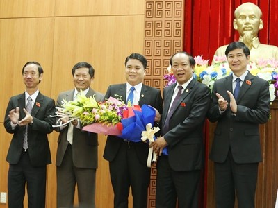 Lãnh đạo tỉnh Quảng Nam chúc mừng ông Trần Văn Tân (giữa).