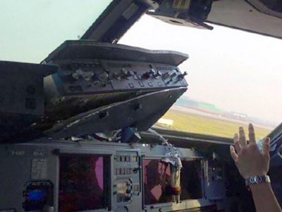 Máy bay của hãng hàng không Tứ Xuyên bị rơi mất tấm cửa sổ trong buồng lái hôm 14/5. Ảnh: SCM