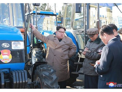 Nhà lãnh đạo Kịm Jong-un tới thăm một nhà máy sản xuất máy kéo tại Triều Tiên (Ảnh: KCNA)