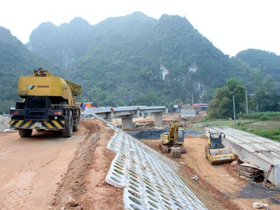 Tổng mức đầu tư đoạn đường dẫn hai đầu cầu Bình Ca bị tăng 26,6 tỷ đồng do áp dụng sai đơn giá. Ảnh: Anh Minh.