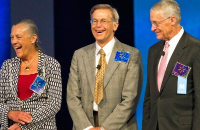 Từ trái sang là Alice Walton, Jim Walton và Rob Walton chụp cùng nhau năm 2011. Ảnh: Bloomberg