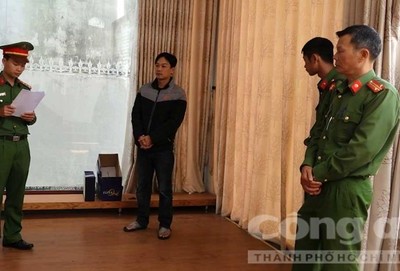 Cơ quan điều tra đọc lệnh bắt Đến - Ảnh: Lê Tiến.