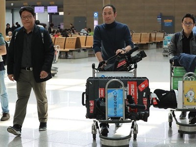 Phóng viên Hàn Quốc tại sân bay quốc tế Incheon ở Seoul trước khi lên đường sang Bắc Kinh, Trung Quốc hôm nay. Ảnh: Yonhap.